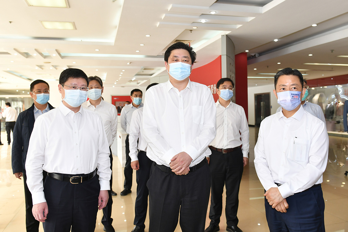 4月12日，无锡市市长赵建军带队深入尊龙凯时集团，专题调研疫情防控和复工复产工作。